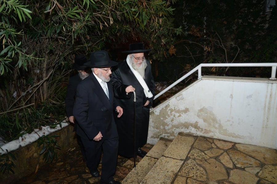המאבק מחריף: אדמו"רים ייצאו למסע הסברה בחו"ל