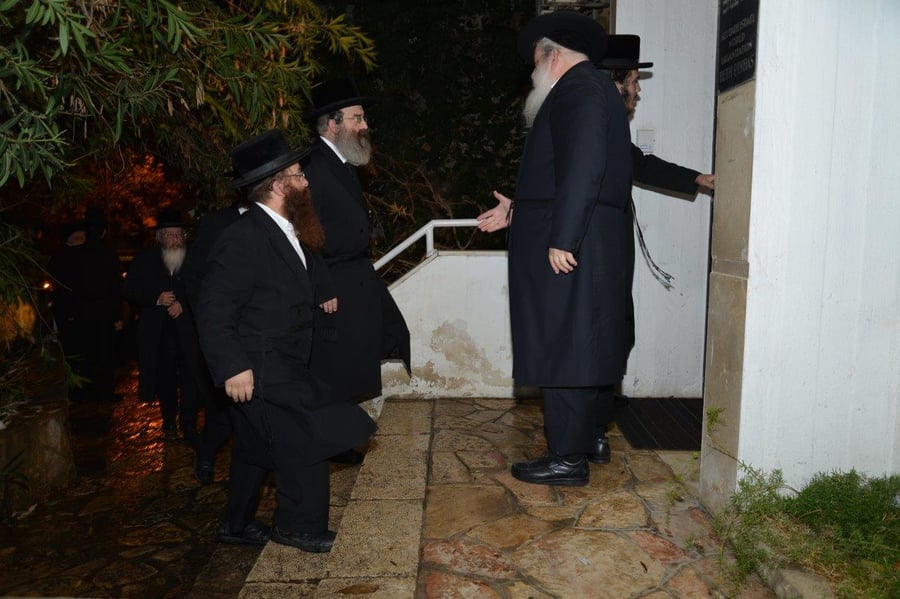 המאבק מחריף: אדמו"רים ייצאו למסע הסברה בחו"ל