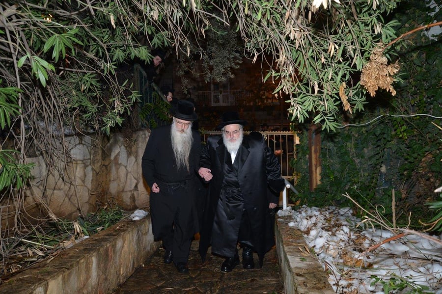 המאבק מחריף: אדמו"רים ייצאו למסע הסברה בחו"ל
