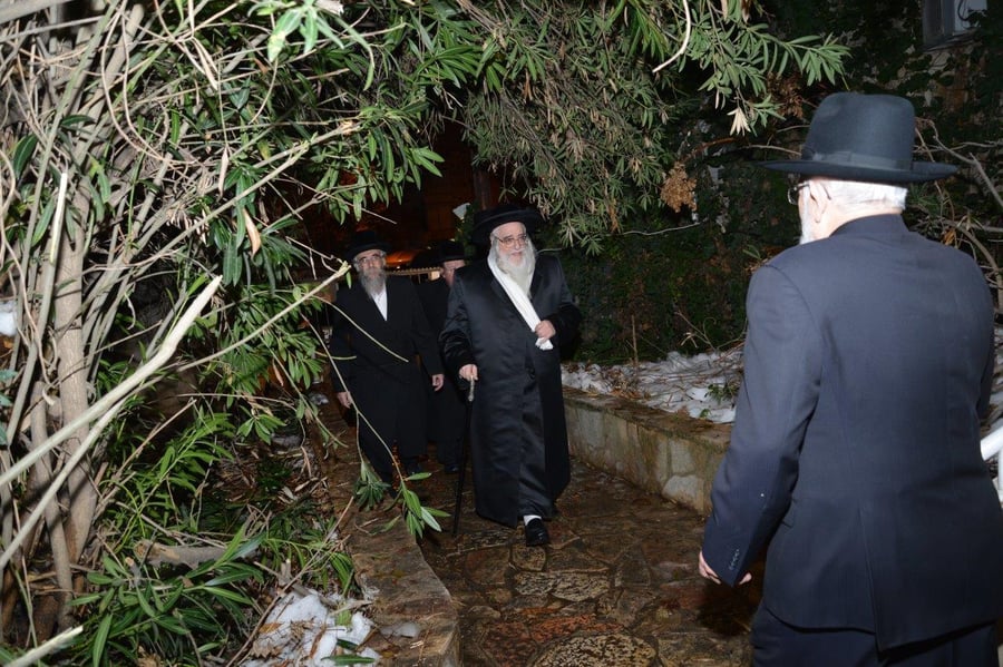 המאבק מחריף: אדמו"רים ייצאו למסע הסברה בחו"ל