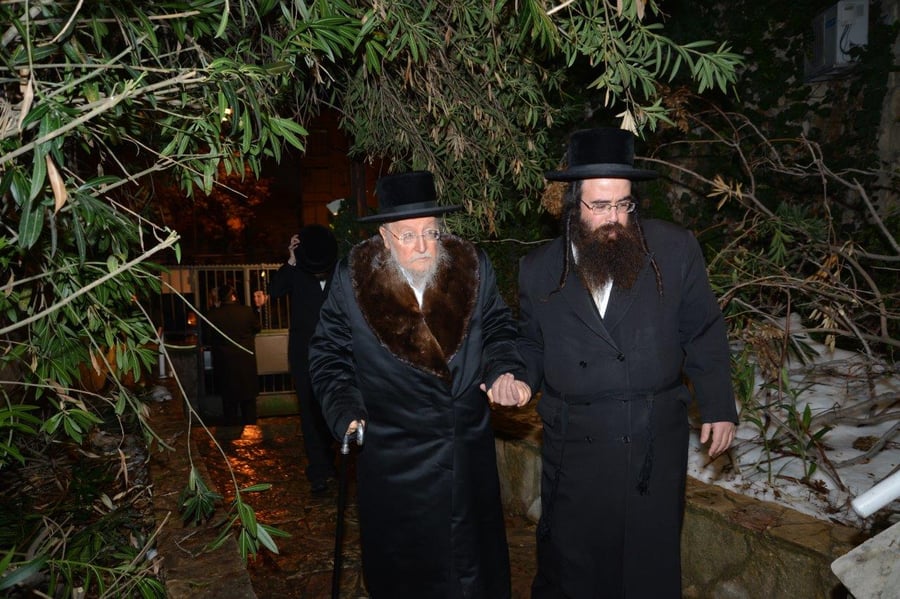 המאבק מחריף: אדמו"רים ייצאו למסע הסברה בחו"ל