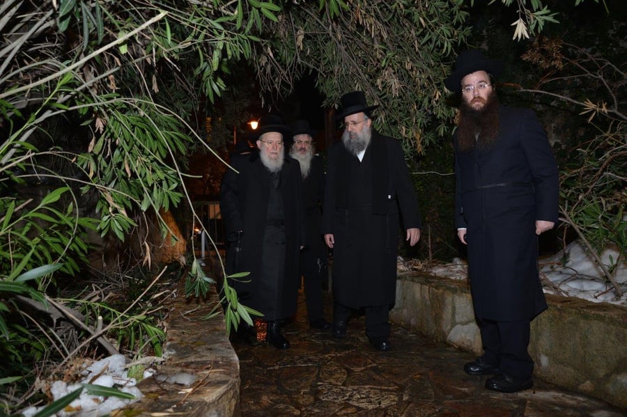 המאבק מחריף: אדמו"רים ייצאו למסע הסברה בחו"ל