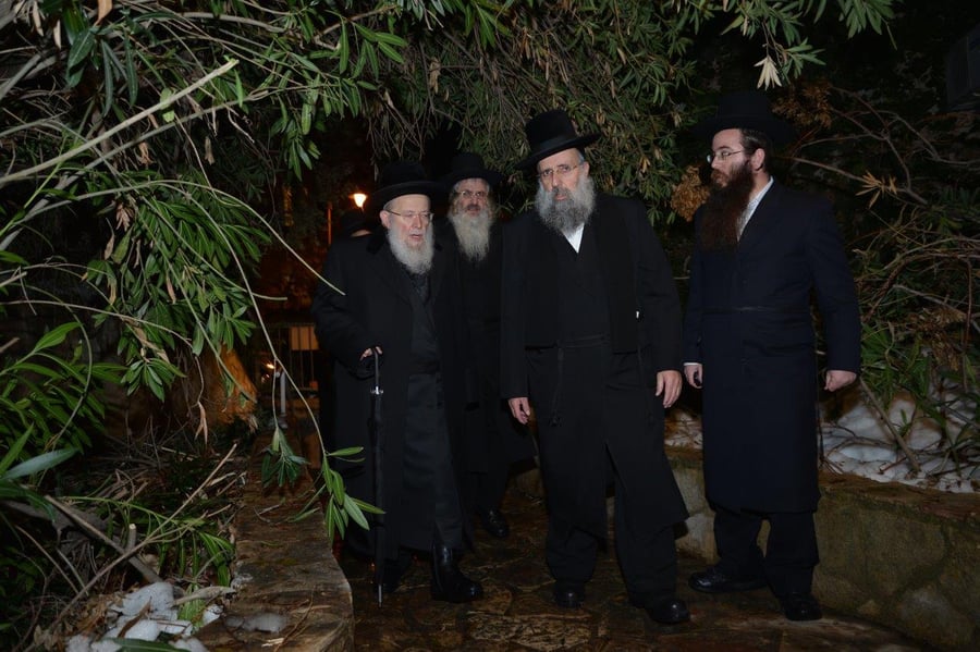 המאבק מחריף: אדמו"רים ייצאו למסע הסברה בחו"ל