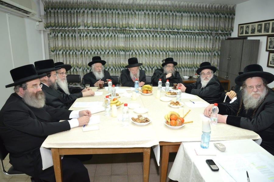 המאבק מחריף: אדמו"רים ייצאו למסע הסברה בחו"ל
