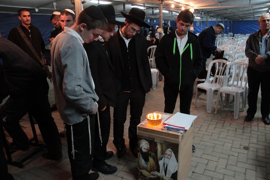 צפו: ניחום אבלים בבית הרב בנימין בצרי זצוק"ל