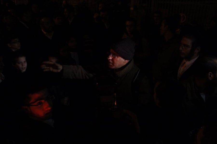 תיעוד: מאות הפגינו נגד סגירת בית העלמין סנהדריה