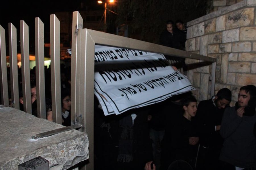 תיעוד: מאות הפגינו נגד סגירת בית העלמין סנהדריה