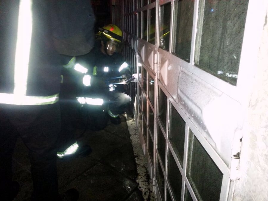 רחוב ז'בוטינסקי בבני ברק: שריפה פרצה בדירה, ילדה נפגעה בינוני