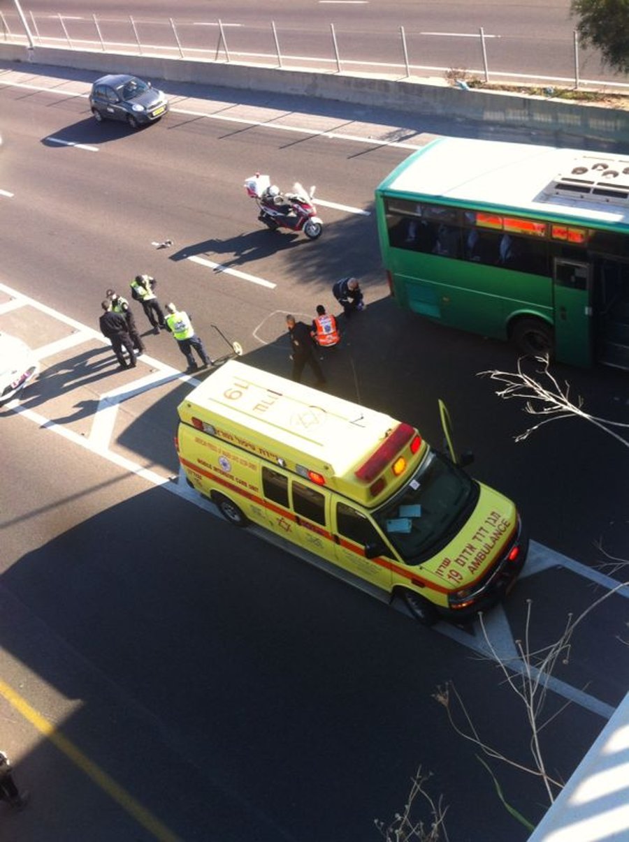 כביש 2: צעיר נפגע מאוטובוס ונהרג
