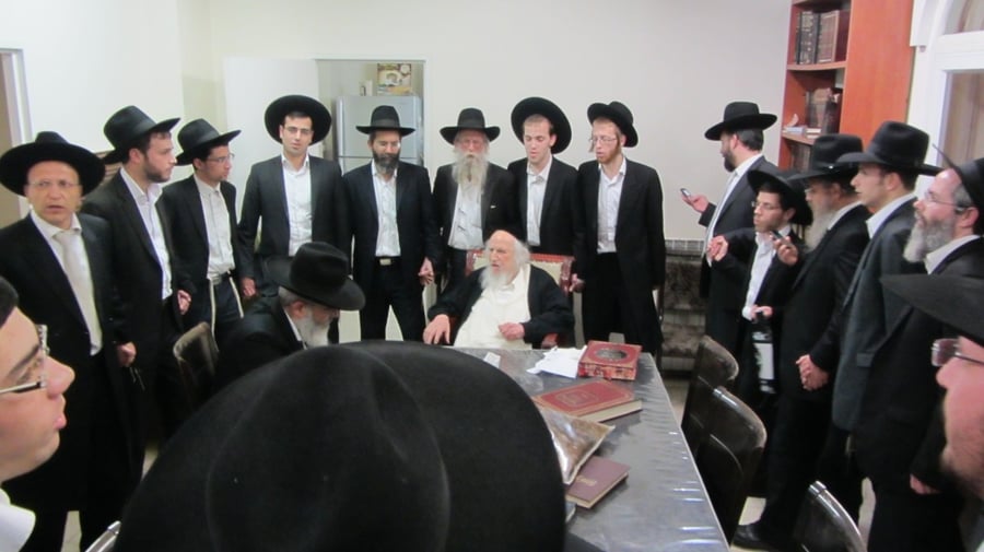 תיעוד: עצורי ההפגנות עלו למעונו של הגר"ש אוירבך