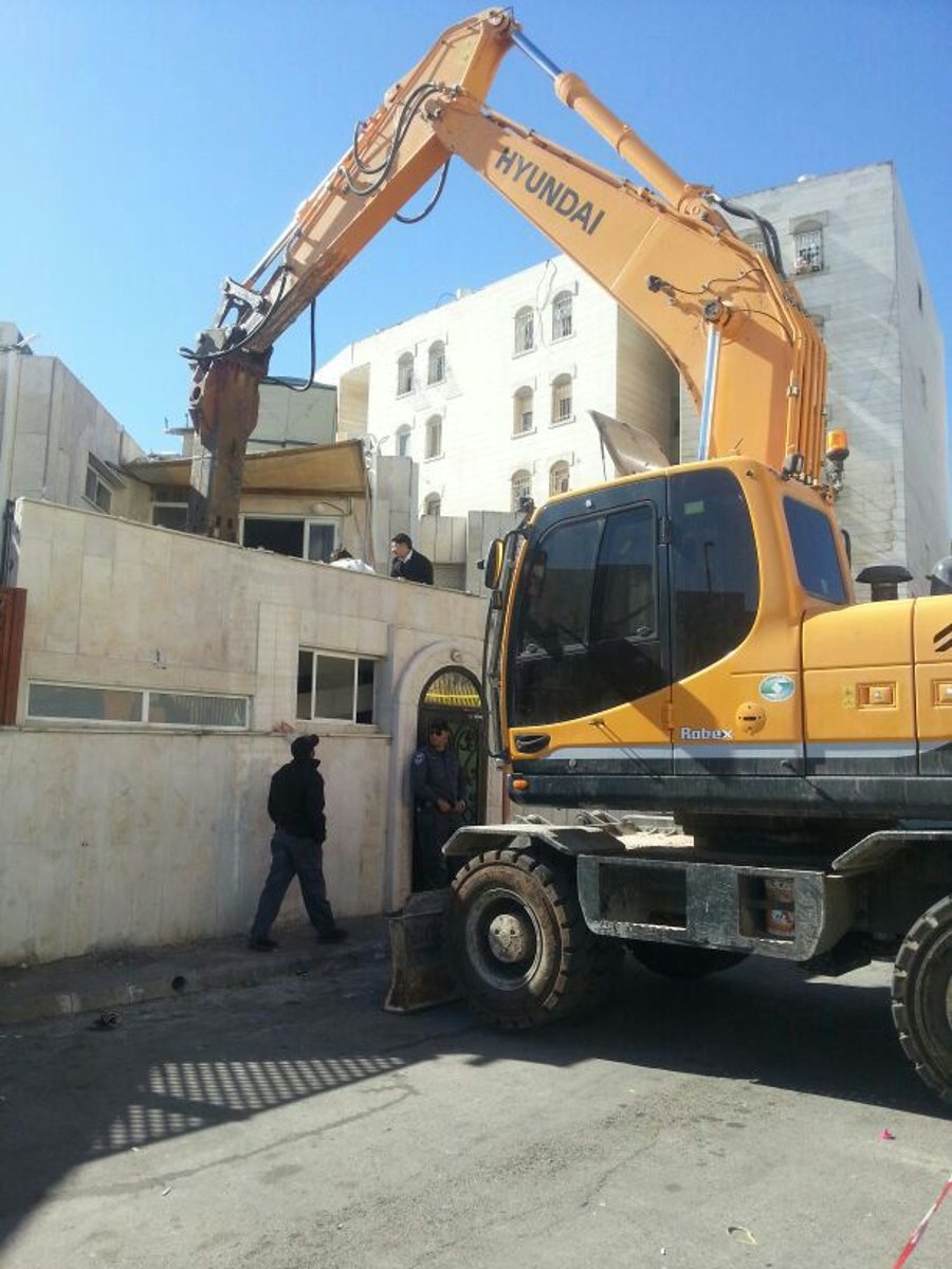עיריית ירושלים הורסת בית כנסת בגילה בגלל מרפסת