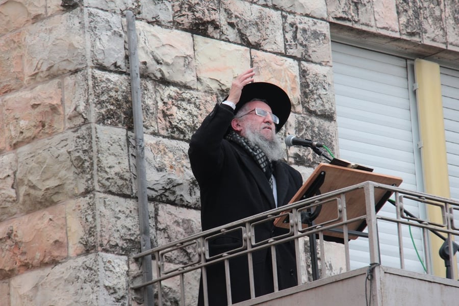 "דובר המהפכה", הרב דוד זיכרמן, בהפגנה