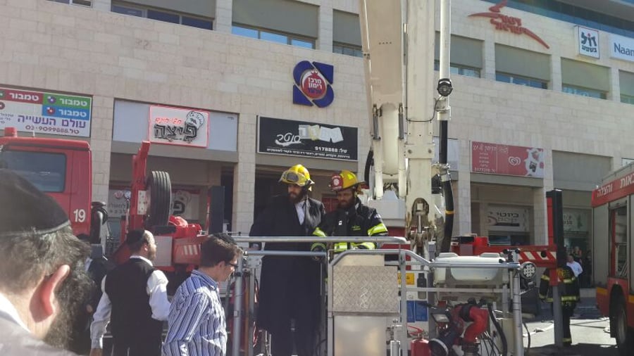 צפו: שריפה באלעד, ראש העיר ישראל פרוש התגייס