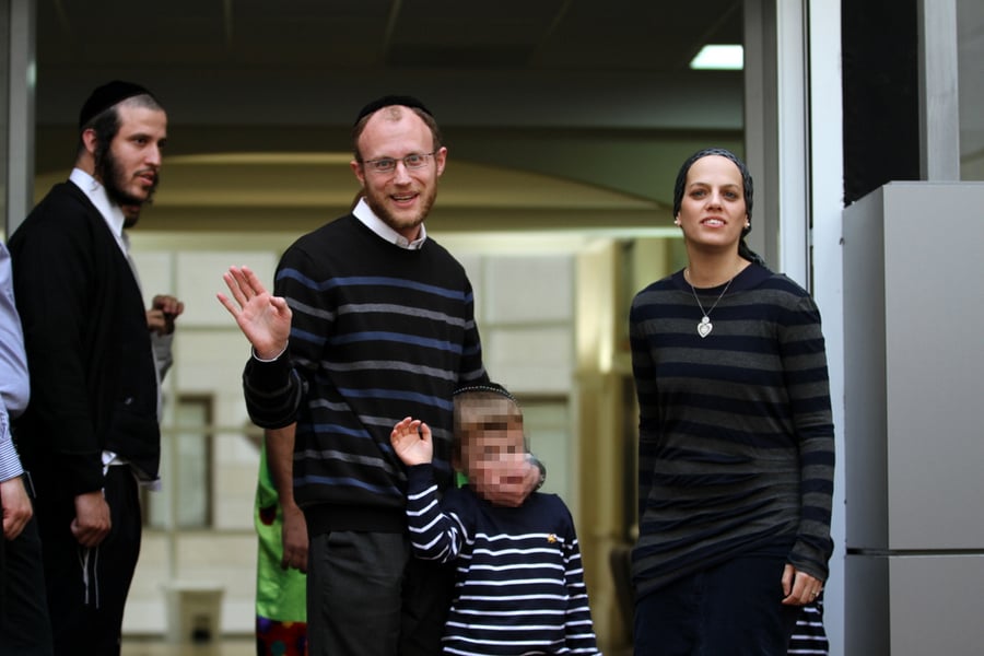 תיעוד מרגש: משפחת גרוס משתחררת מבית החולים