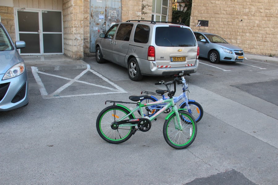 מתנה לילדי משפחת גרוס: שני זוגות אופניים