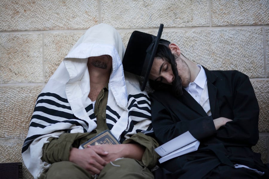 צה"ל מגן על היהודים, והישיבות מגינות על היהדות, למצולמים אין קשר לנאמר בידיעה