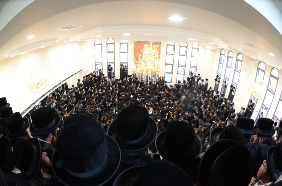 שבת היסטורית בביתר עילית בראשות האדמו"ר מצאנז • תיעוד ענק