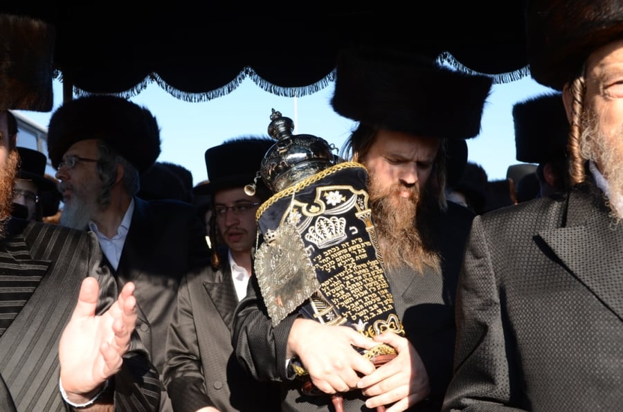 שבת היסטורית בביתר עילית בראשות האדמו"ר מצאנז • תיעוד ענק