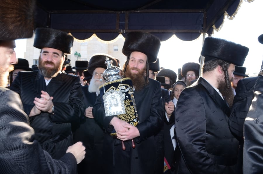 שבת היסטורית בביתר עילית בראשות האדמו"ר מצאנז • תיעוד ענק