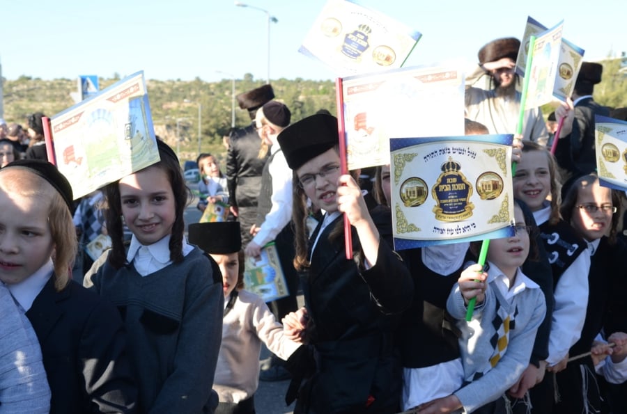 שבת היסטורית בביתר עילית בראשות האדמו"ר מצאנז • תיעוד ענק