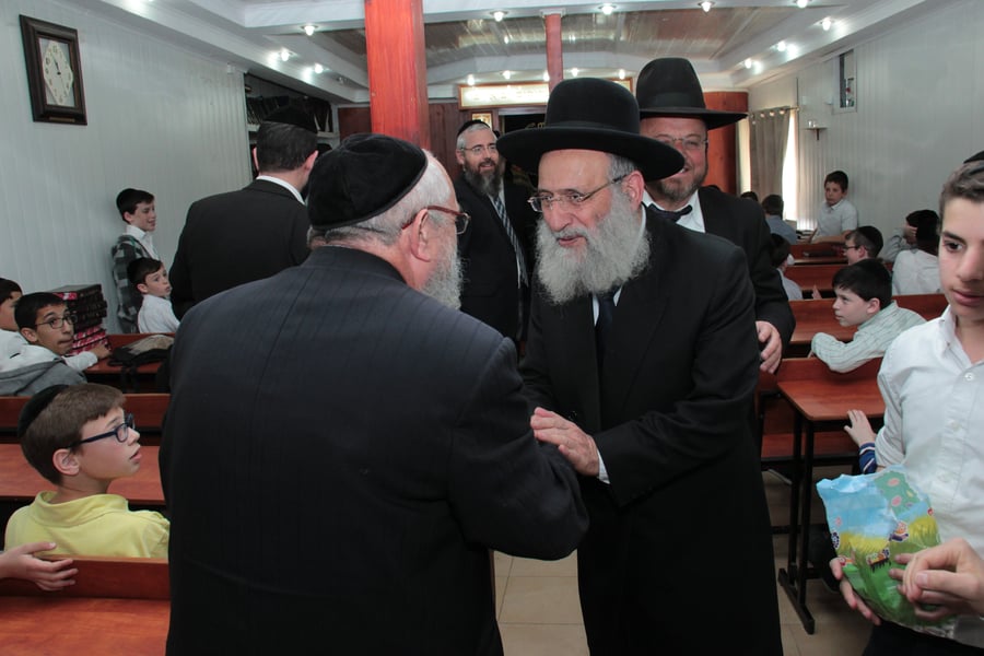 הגאון הרב ראובן אלבז הפתיע את נכדו ב'חיידר' והתרגש