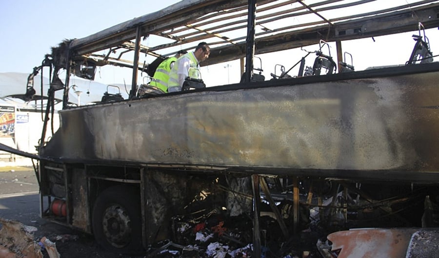 שרידי האוטובוס לאחר הפיגוע