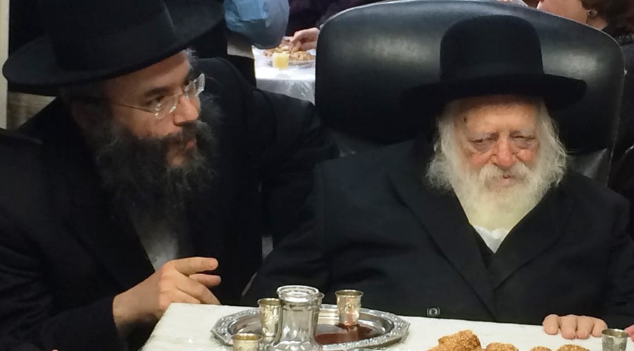 הרב יצחק שאול קנייבסקי עם אביו מרן הגר"ח