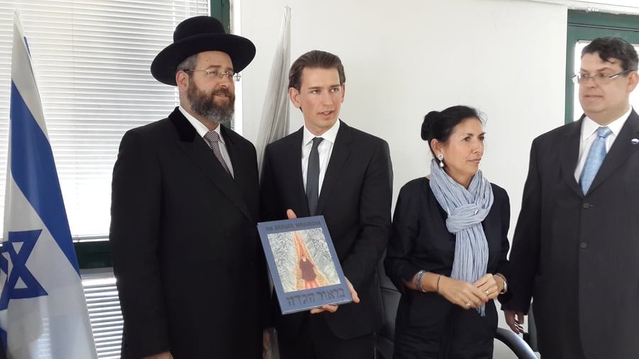 הרב דוד לאו נועד עם שר החוץ האוסטרי סבסטיאן קורץ וקיבל הגדה מעוצבת