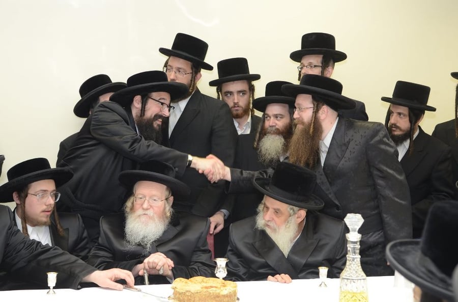 תיעוד ענק: שמחת האירוסין וסעודת הילולא בצאנז