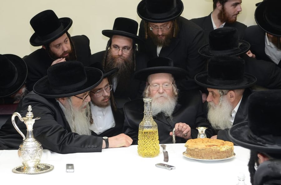 תיעוד ענק: שמחת האירוסין וסעודת הילולא בצאנז