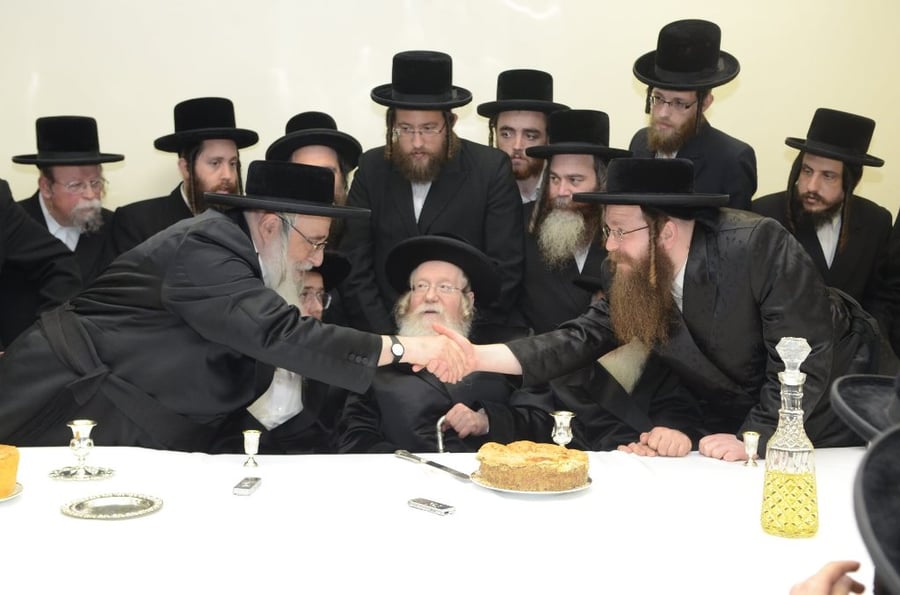 תיעוד ענק: שמחת האירוסין וסעודת הילולא בצאנז