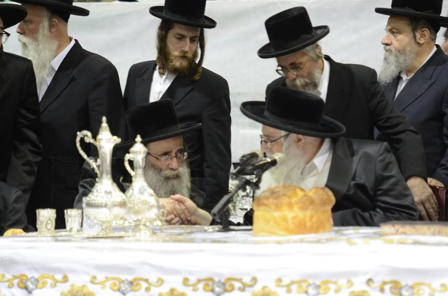 תיעוד ענק: שמחת האירוסין וסעודת הילולא בצאנז