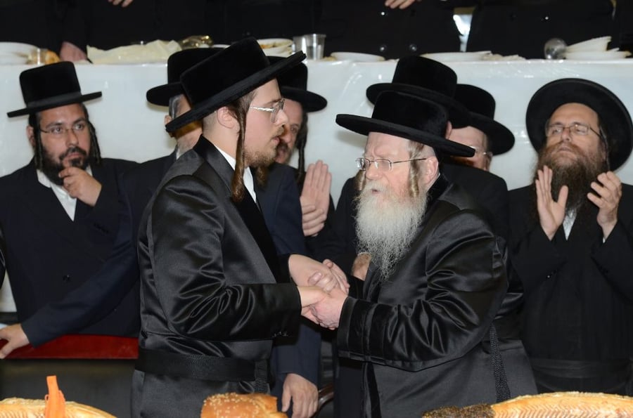תיעוד ענק: שמחת האירוסין וסעודת הילולא בצאנז