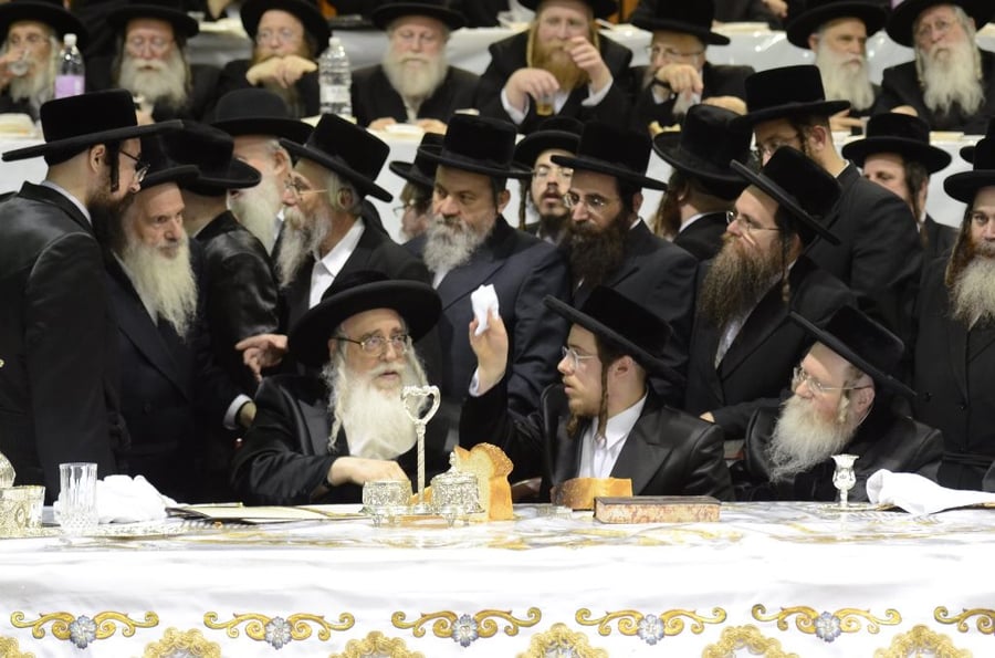 תיעוד ענק: שמחת האירוסין וסעודת הילולא בצאנז