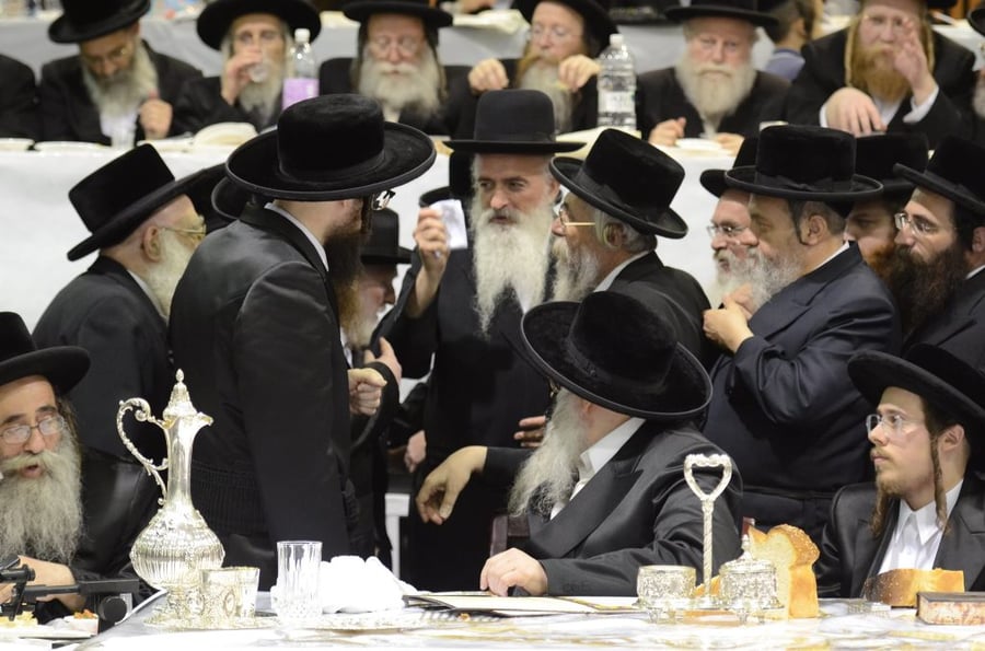 תיעוד ענק: שמחת האירוסין וסעודת הילולא בצאנז