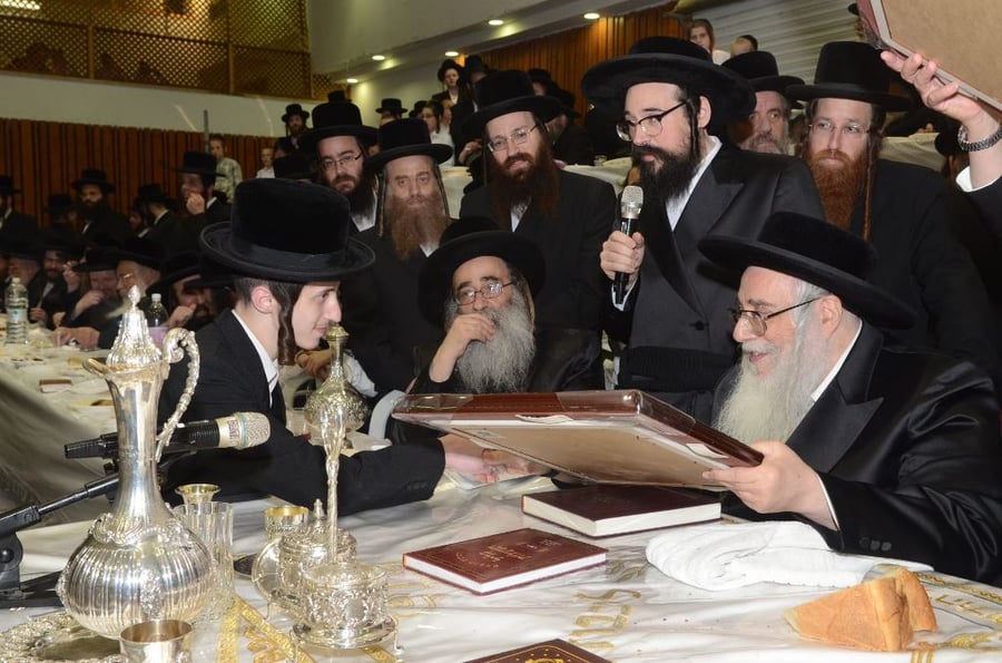 תיעוד ענק: שמחת האירוסין וסעודת הילולא בצאנז