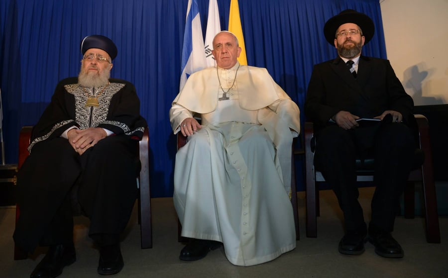 הרבנים הראשיים לצד האפיפיור