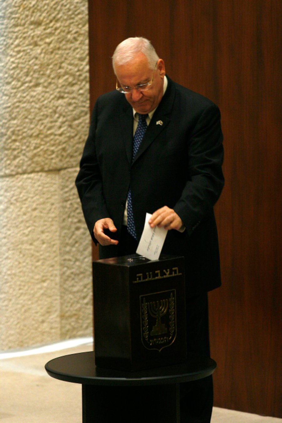 רובי ריבלין בעת הצבעתו בבחירות לנשיאות ב-2007