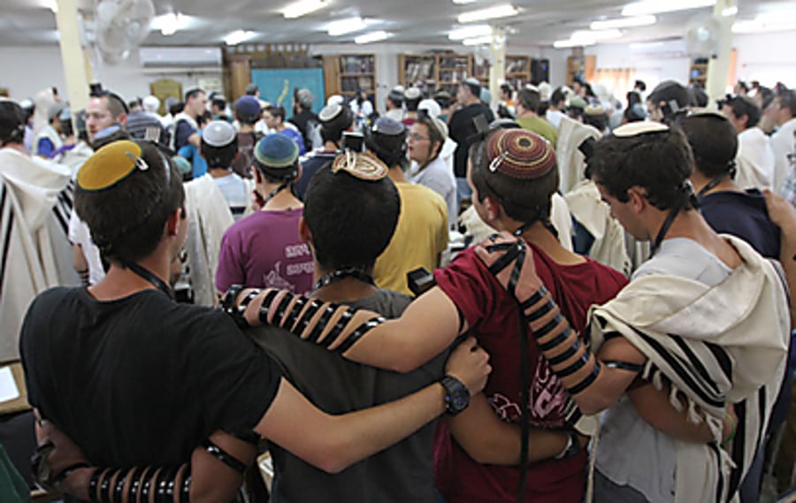 התלמידים נושאים תפילה בישיבה