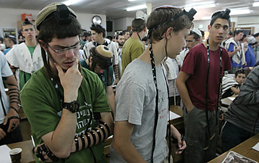 התלמידים נושאים תפילה בישיבה