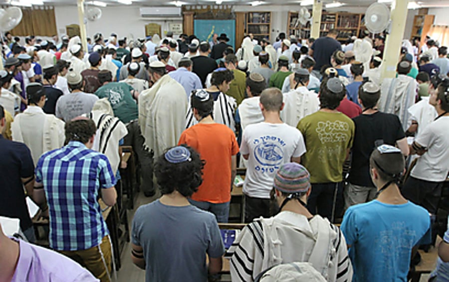 התלמידים נושאים תפילה בישיבה