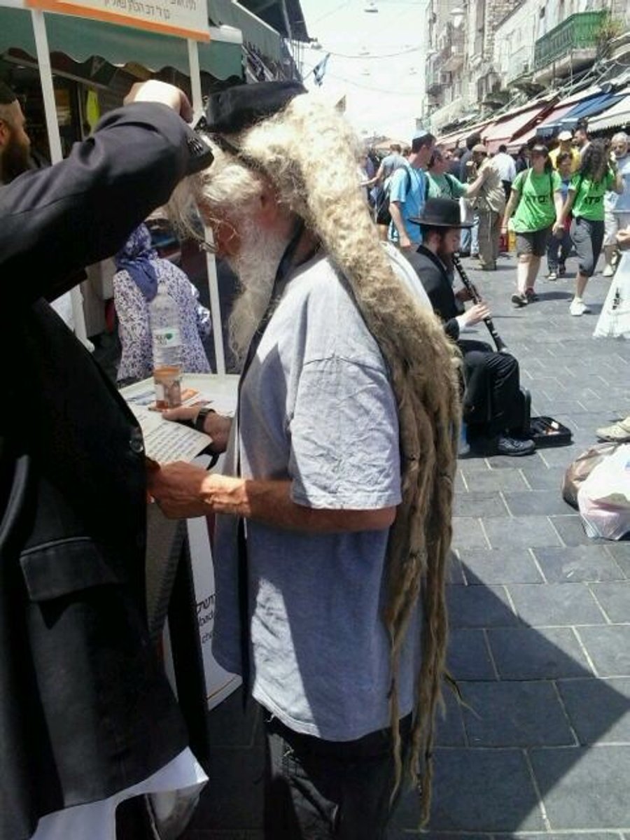 תמונות: כשהאיש עם השיער הכי ארוך מבקש להניח תפילין