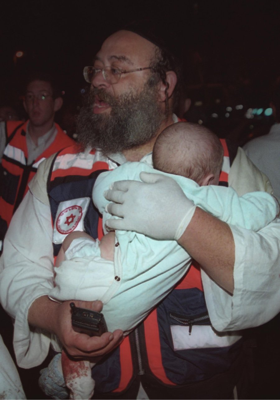 התמונה המרגשת של שנת 2002, המציל והניצול רגעים ספורים לאחר הפיגוע