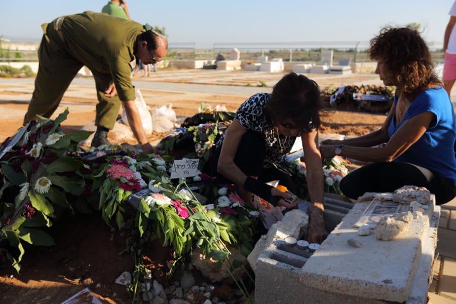 תיעוד: תפילה ופרידה בקברי הנערים