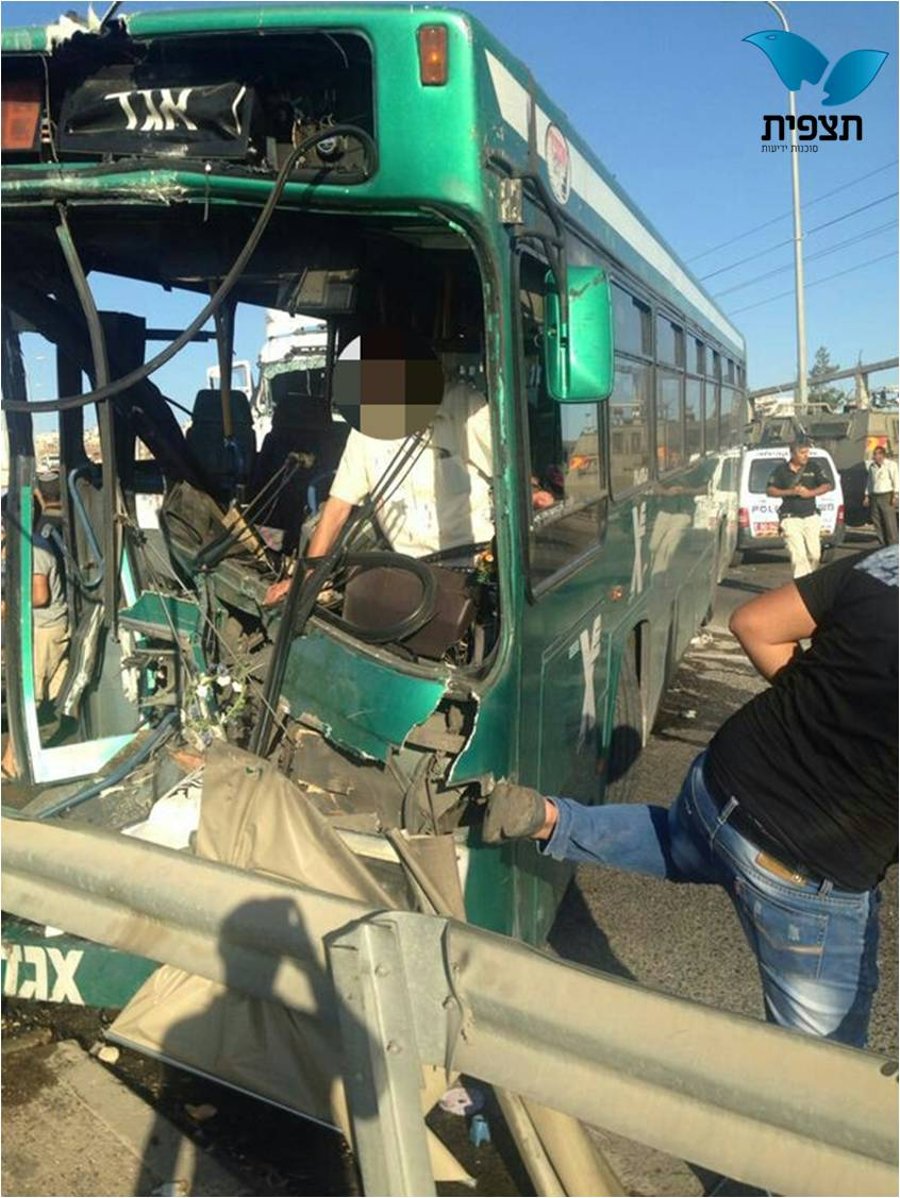 כיכר אדם: 24 פצועים בתאונה בין אוטובוס למשאית