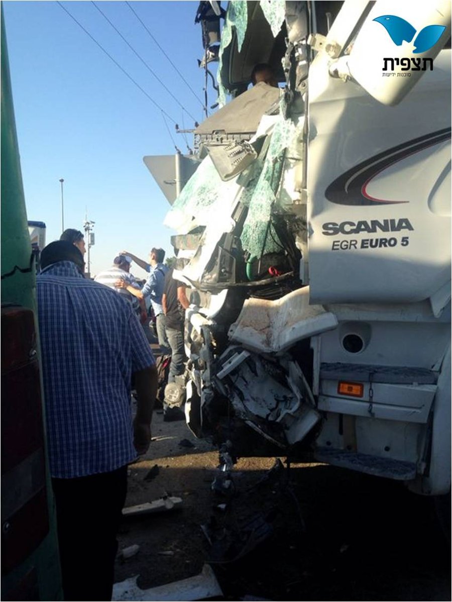 כיכר אדם: 24 פצועים בתאונה בין אוטובוס למשאית