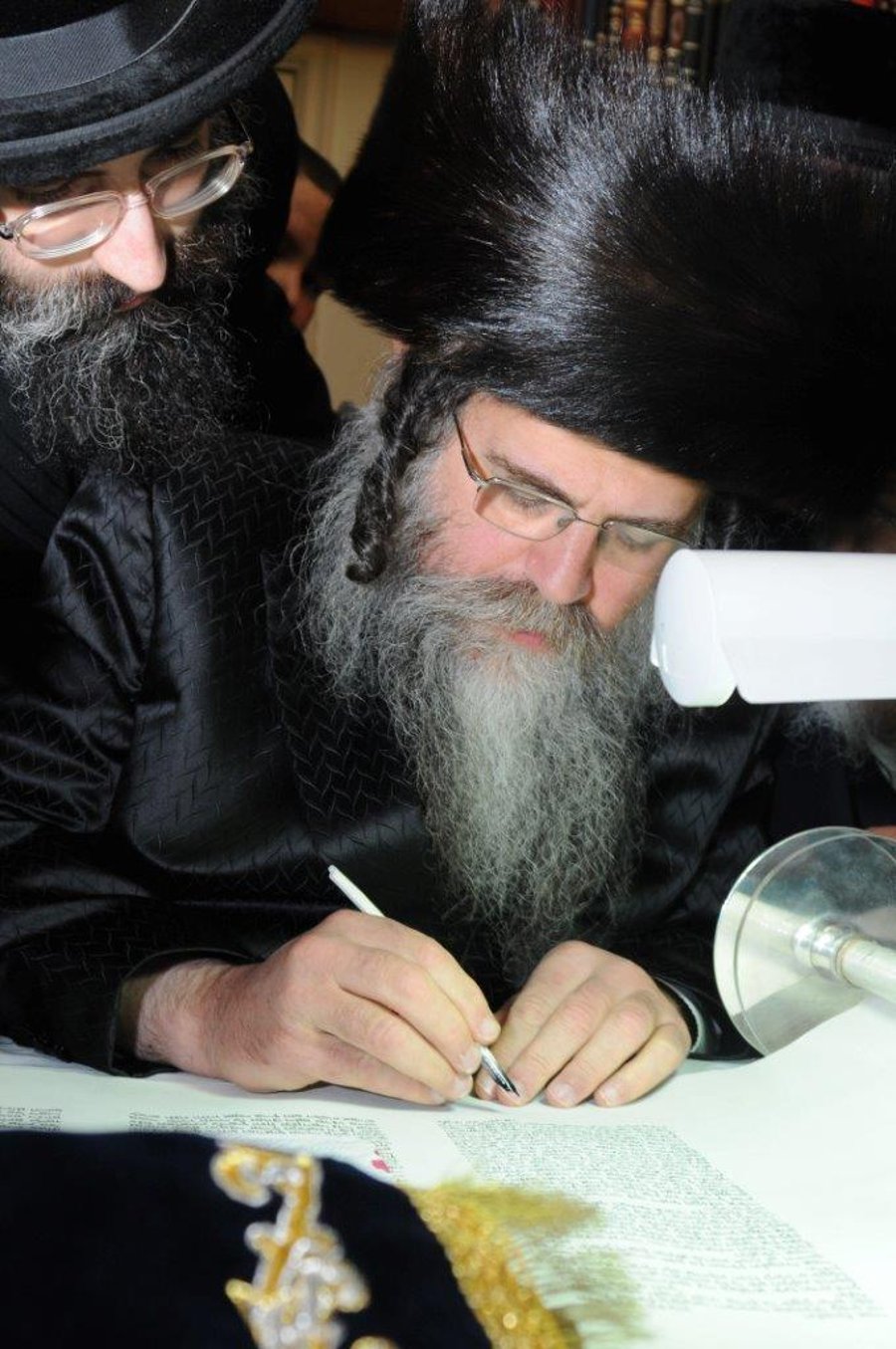 אנטוורפן: ספר תורה חדש הוכנס לבית הכנסת הישן