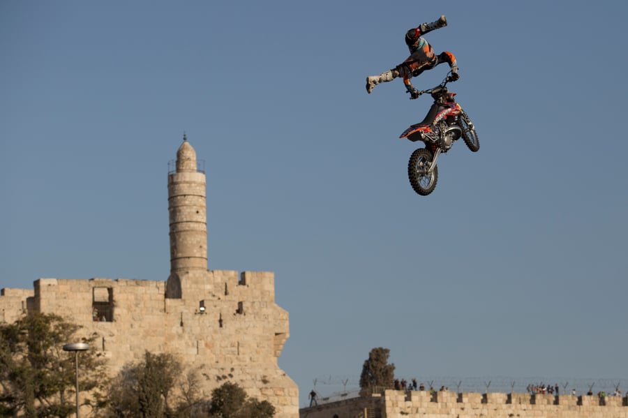 כזה לא ראיתם: פעלולי האופנועים בירושלים • גלריה