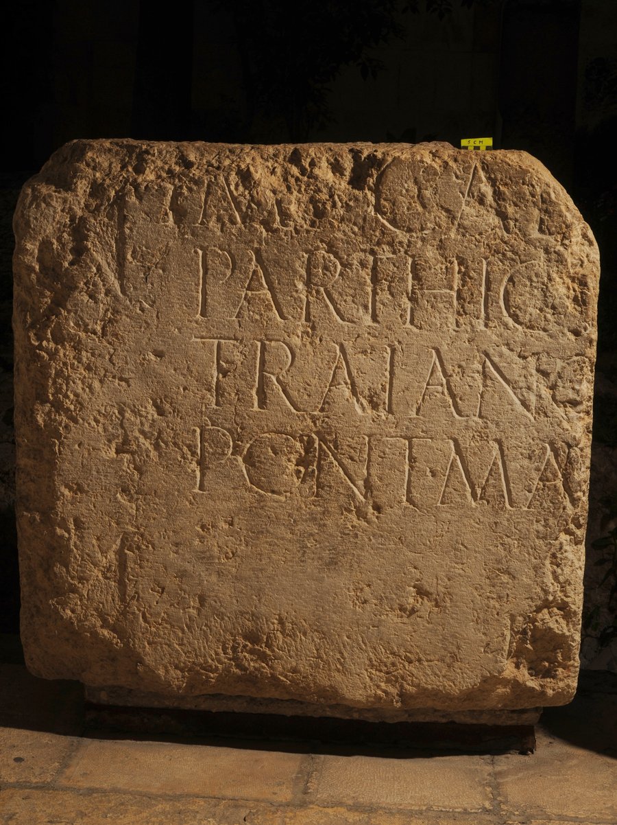 חציה השני של הכתובת שנחשף לפני 100 שנה וממוקם בחצר המוזיאון הפרנציסקני שבסמוך לשער האריות.