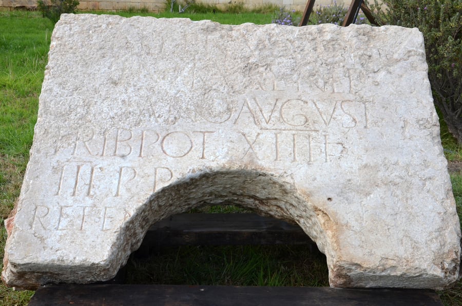כתובת הנצחה נדירה בת 2000 שהוקדשה לקיסר הדריאנוס נחשפה בירושלים